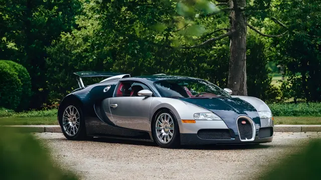 خودرو بوگاتی ویرون (Bugatti Veyron) با بدنه دو رنگ در فضای باز