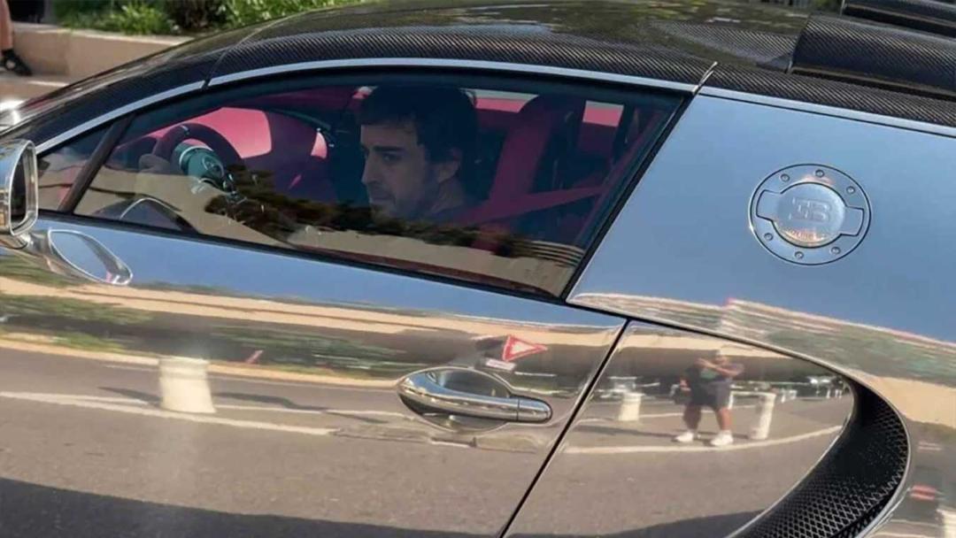 فرناندو آلونسو (Fernando Alonso) پشت فرمان خودروی بوگاتی (Bugatti) در حال رانندگی