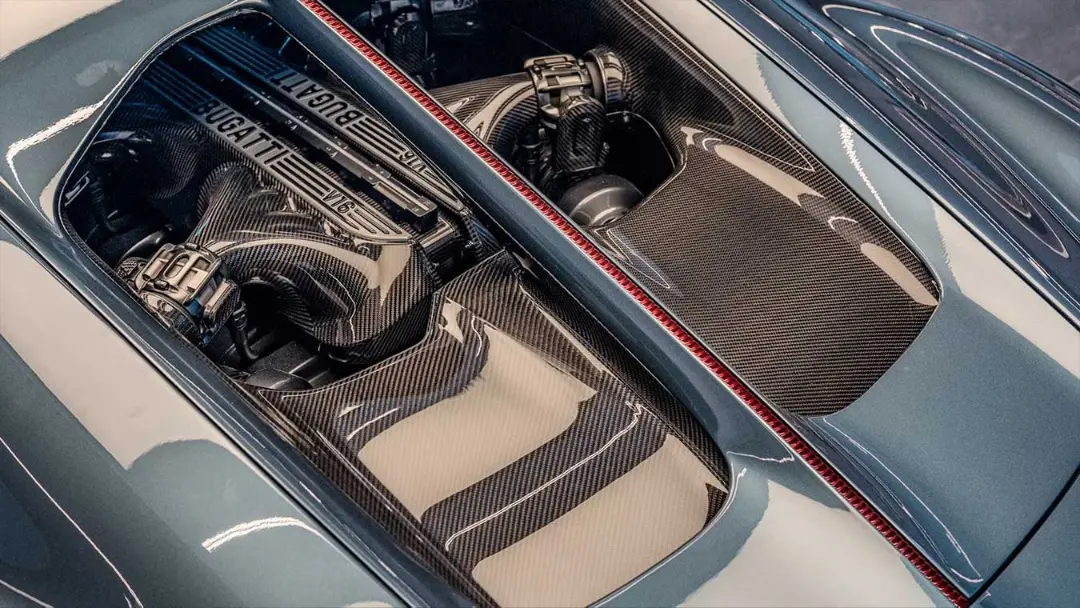 موتور قدرتمند بوگاتی (Bugatti) با پوشش فیبر کربن در بدنه خودرو