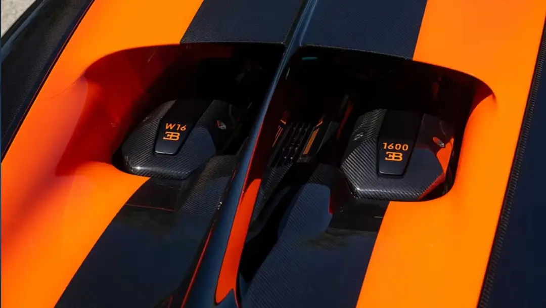 موتور W16 (W16) خودروی بوگاتی (Bugatti) با پوشش فیبر کربن
