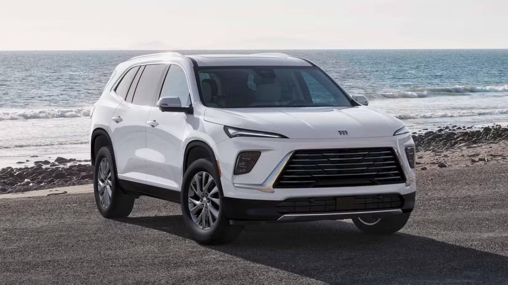 خودرو سفید رنگ بیوک انکلیو اونییر (Buick Enclave Avenir) در ساحل
