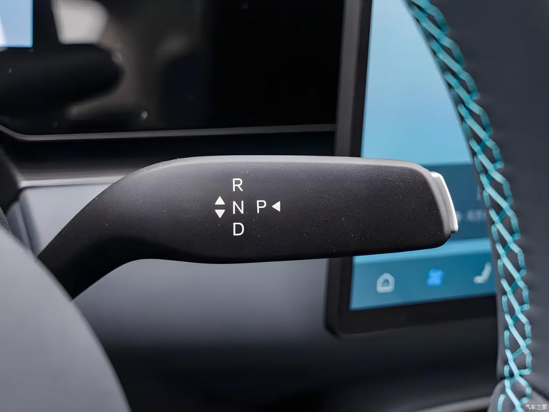 اهرم تعویض دنده (Gear Shifter) خودروی بی‌وای‌دی (BYD) با نشانگرهای حرکت