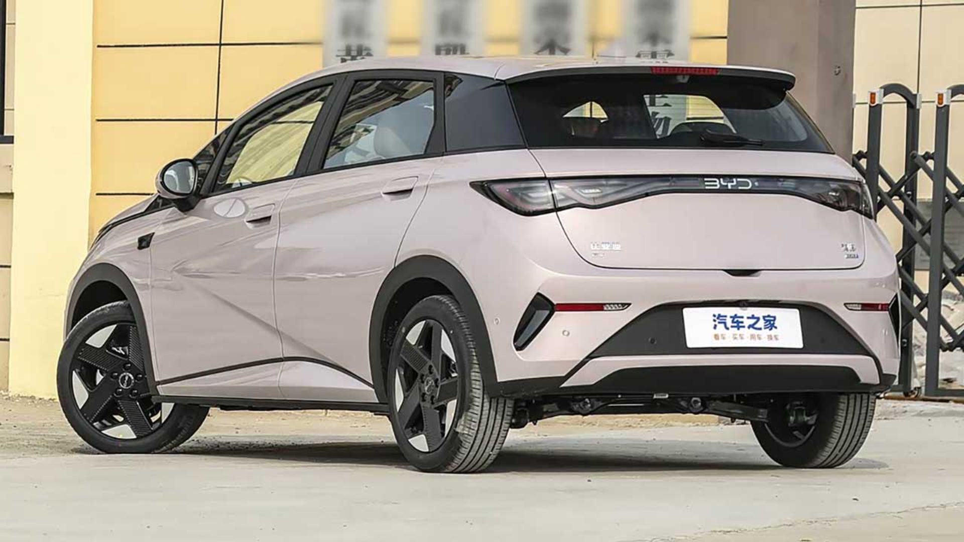 بی‌وای‌دی دلفین G