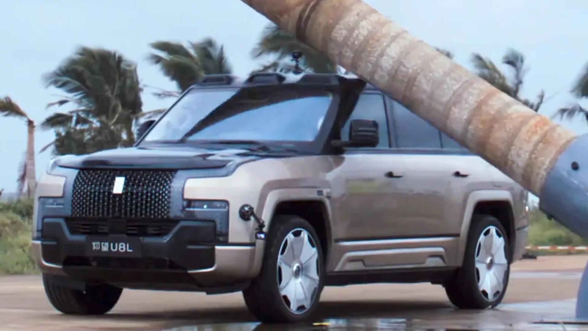 سقوط نخل غول‌پیکر روی بی وای دی U8 