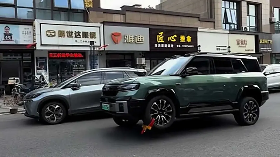 خودرو بی‌وای‌دی بائو ۸ (BYD Bao 8) سبز رنگ در خیابان شهری
