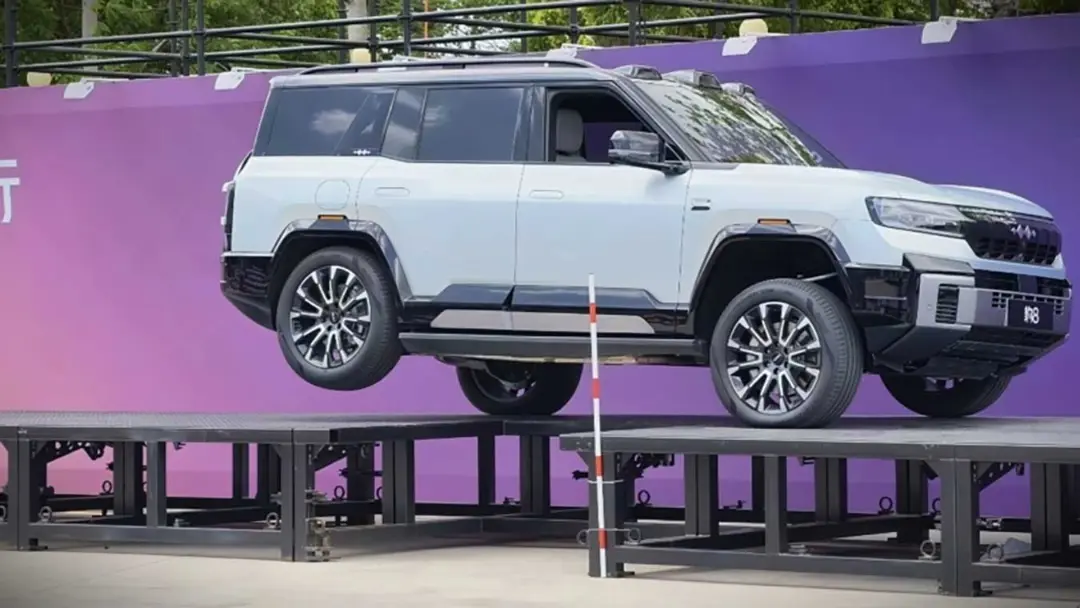 خودروی بی‌وای‌دی بائو ۸ (BYD Bao 8) که با دو چرخ در هوا معلق است