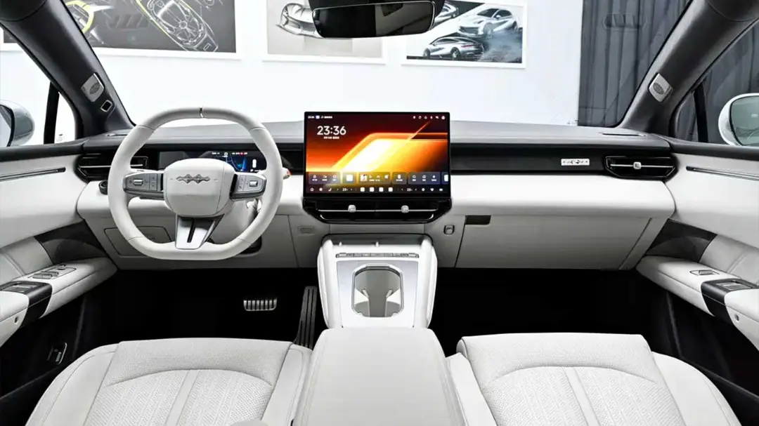 کابین خودروی بی‌وای‌دی فنگ‌چنگ‌بائو (BYD Fengchengbao) با نمایشگر مرکزی بزرگ و صندلی‌های سفید
