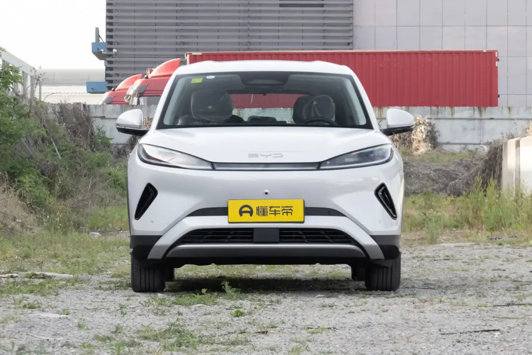 نمای جلوی خودروی کراس‌اوور برقی بی‌وای‌دی سی‌لاین ۰۵ (BYD Sea Lion 05) در فضای باز