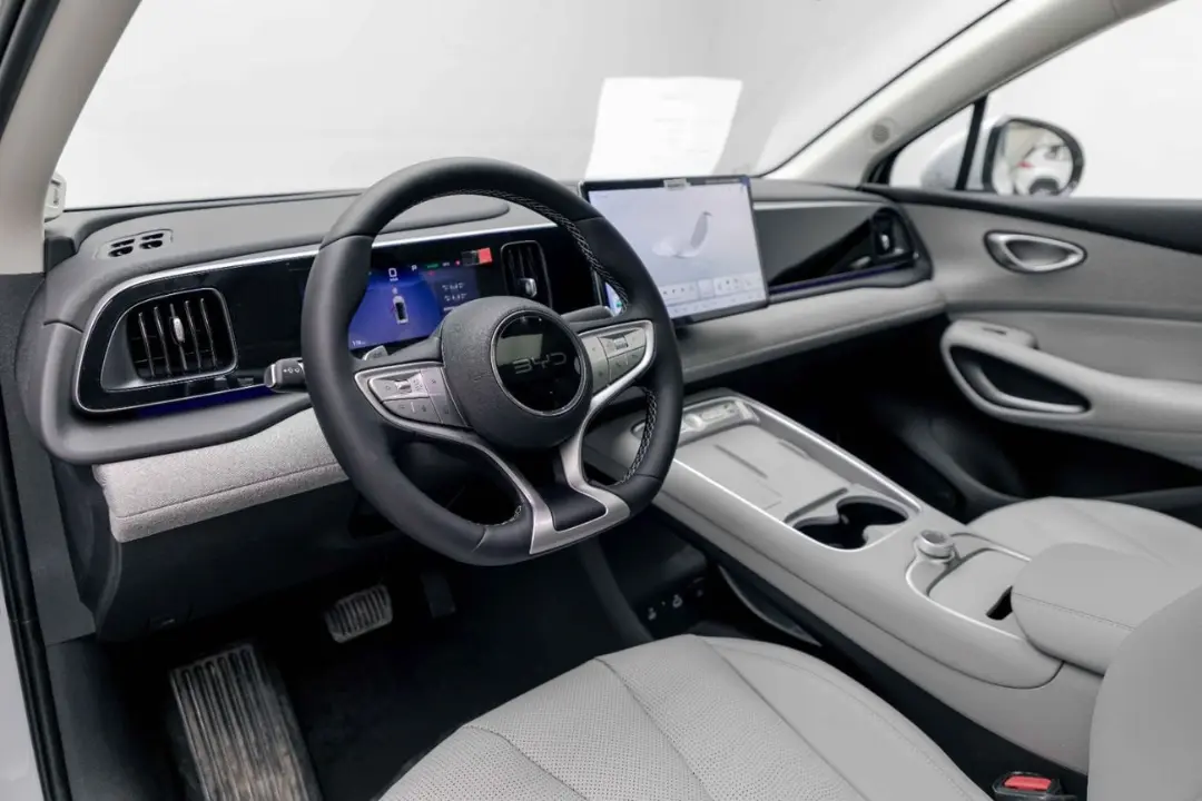 طراحی داخلی و داشبورد خودروی بی‌وای‌دی (BYD) سی‌لاین ۰۵ با نمایشگرهای دیجیتال
