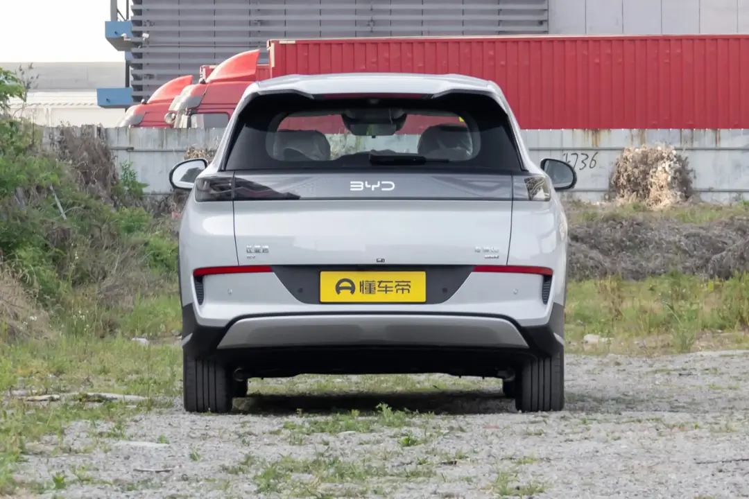 نمای عقب خودروی کراس‌اوور برقی بی‌وای‌دی سی‌لاین ۰۵ (BYD Sea Lion 05)