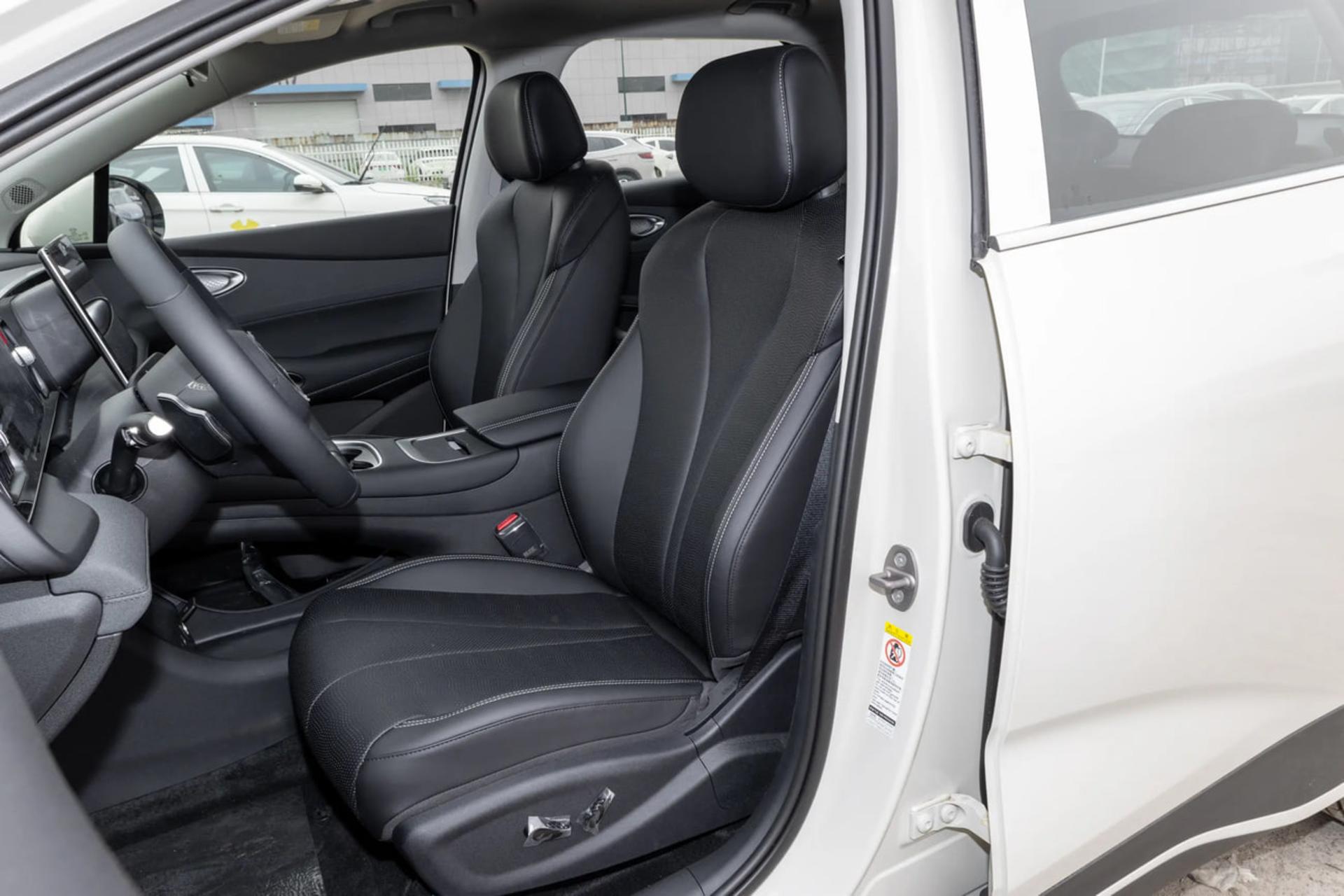 صندلی‌های چرمی مشکی کابین خودروی بی‌وای‌دی سی‌لاین ۰۵ (BYD Seal U 05)