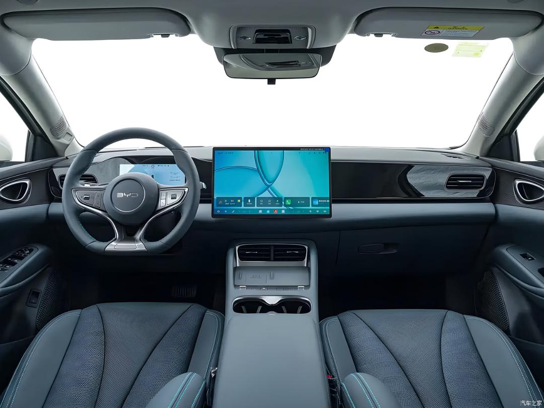 داشبورد و کابین داخلی سدان اقتصادی بی‌وای‌دی (BYD) با نمایشگر بزرگ