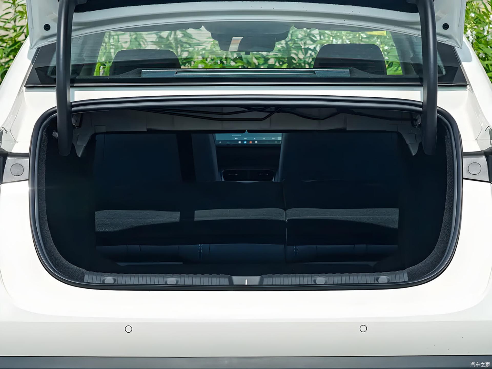فضای صندوق عقب خودروی سدان بی‌وای‌دی (BYD) با صندلی‌های عقب