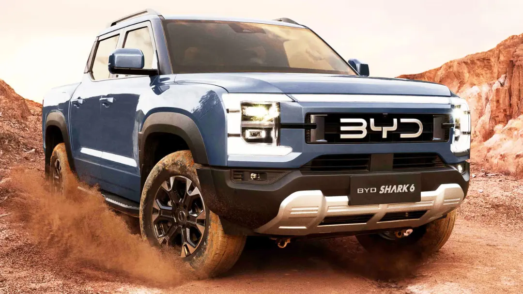 پیکاپ برقی بی‌وایدی (BYD Shark 6) در حال حرکت در مسیر خاکی