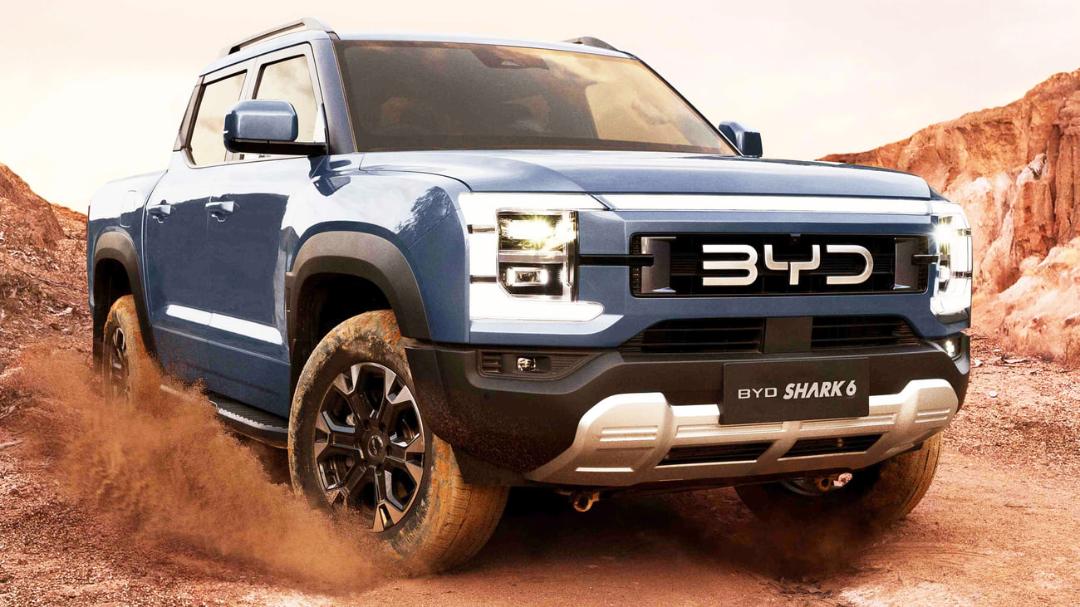 پیکاپ برقی بی‌وایدی (BYD Shark 6) در حال حرکت در مسیر خاکی