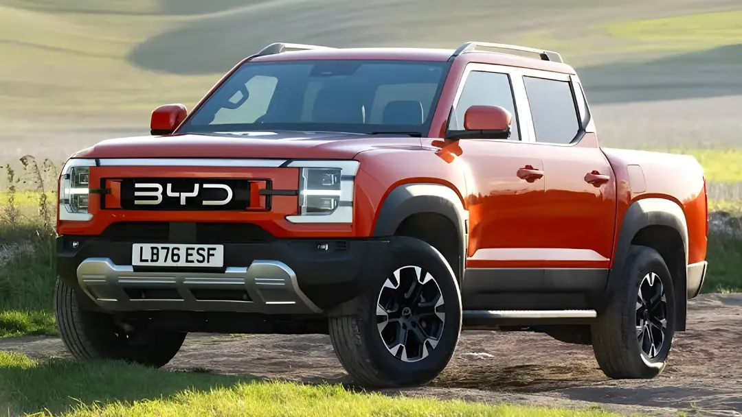 وانت بی وای دی شارک (BYD Shark) نارنجی رنگ در مسیر خاکی