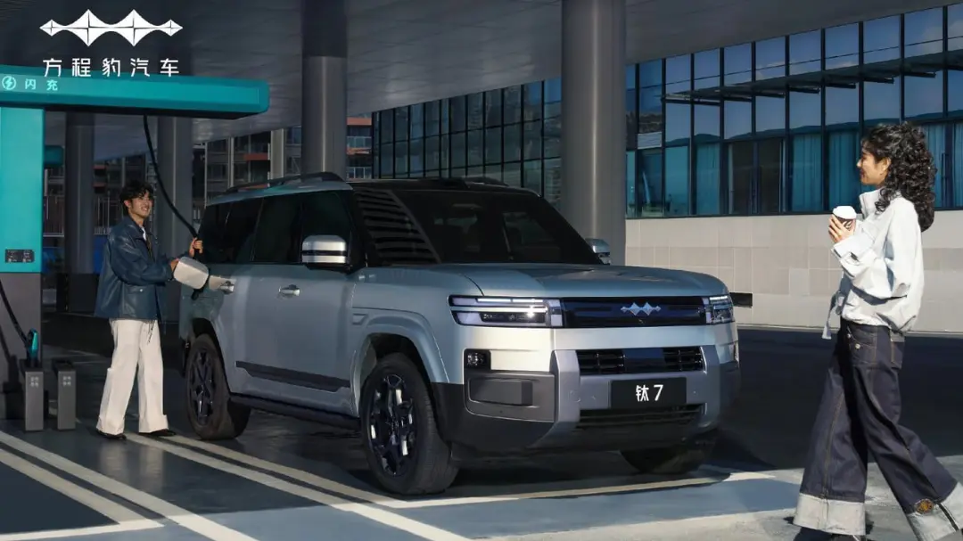 خودروی شاسی‌بلند بی‌وای‌دی (BYD) در حال شارژ شدن در ایستگاه شارژ