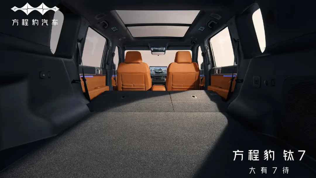کابین داخلی شاسی‌بلند بی‌وای‌دی (BYD) با صندلی‌های چرمی قهوه‌ای و سقف پانوراما