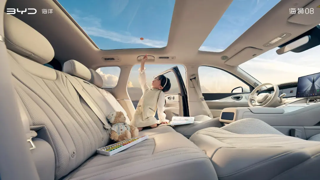 نمای داخلی کابین شاسی‌بلند بی‌وای‌دی (BYD) با سقف پانوراما و صندلی‌های روشن