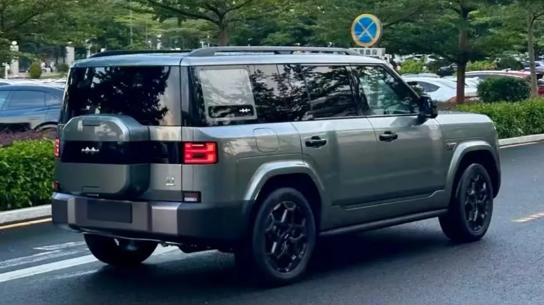 شاسی‌بلند بی‌وای‌دی (BYD) در حال حرکت در خیابان شهری
