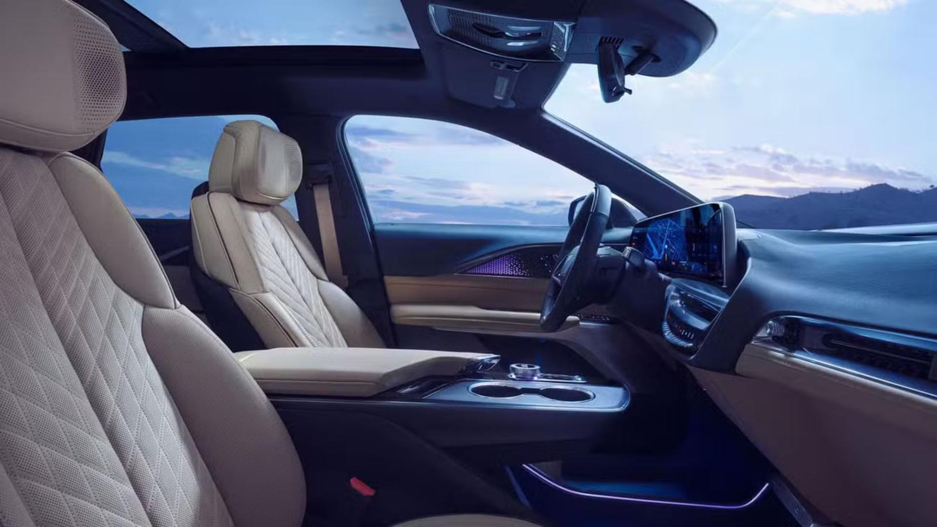 کابین لوکس خودروی کادیلاک (Cadillac) با صندلی‌های چرمی و سقف پانوراما