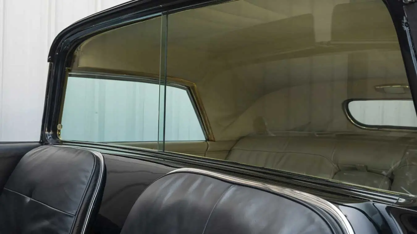 صندلی‌های چرمی و فضای کابین خودروی کلاسیک کادیلاک الدورادو (Cadillac Eldorado)