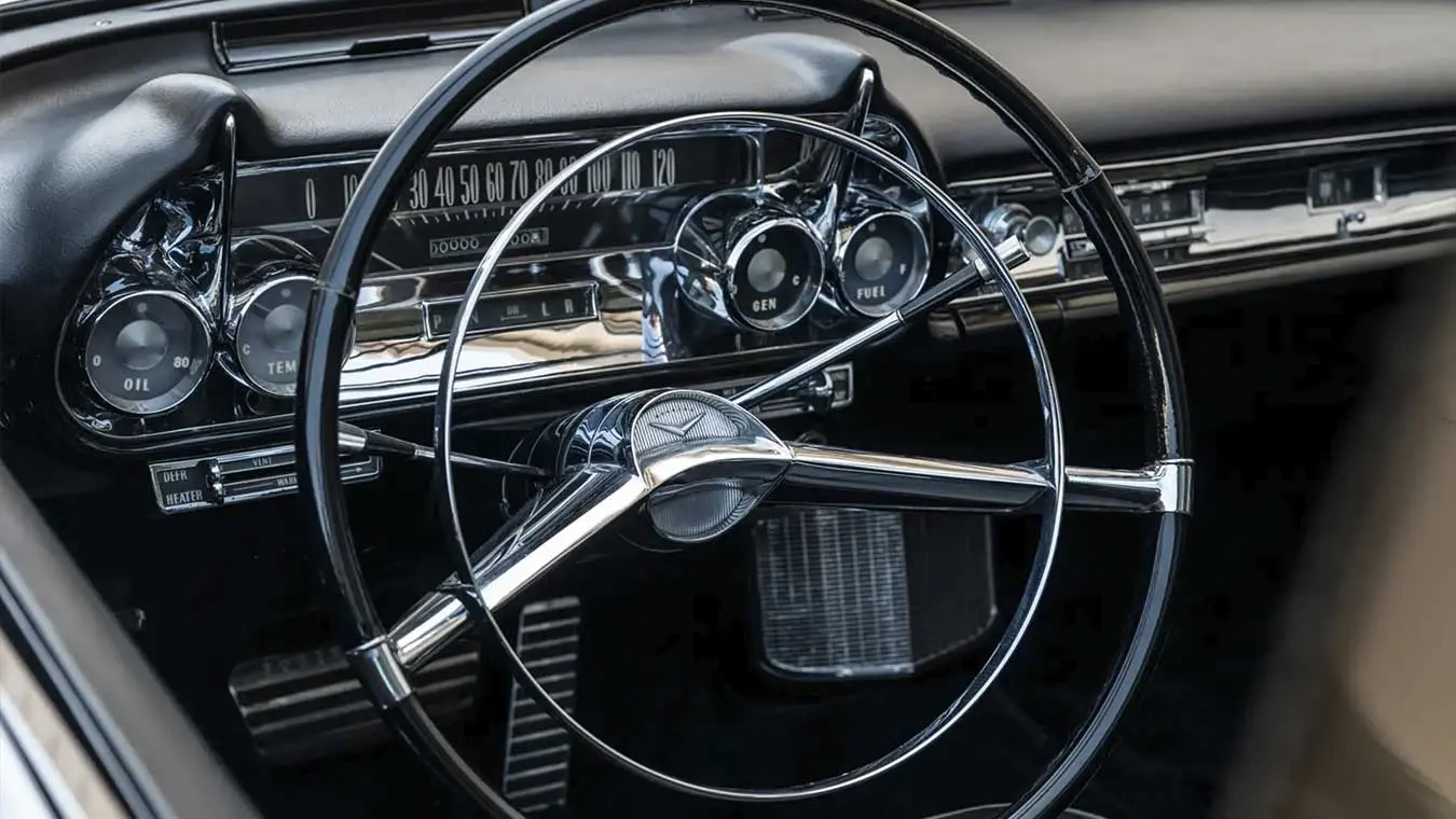 داشبورد و فرمان خودروی کلاسیک کادیلاک الدورادو (Cadillac Eldorado) با جزئیات کرومی