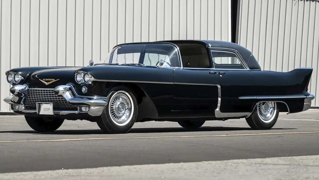 خودروی کلاسیک کادیلاک الدورادو (Cadillac Eldorado) با بدنه مشکی و طراحی لوکس
