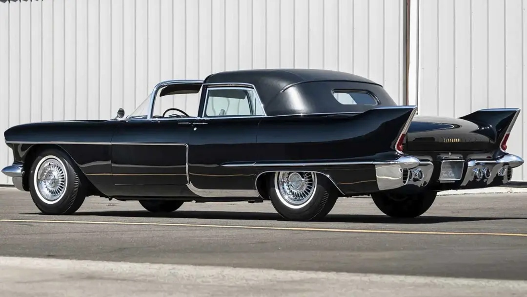 خودروی کلاسیک کادیلاک الدورادو (Cadillac Eldorado) با بدنه مشکی و طراحی نوستالژیک