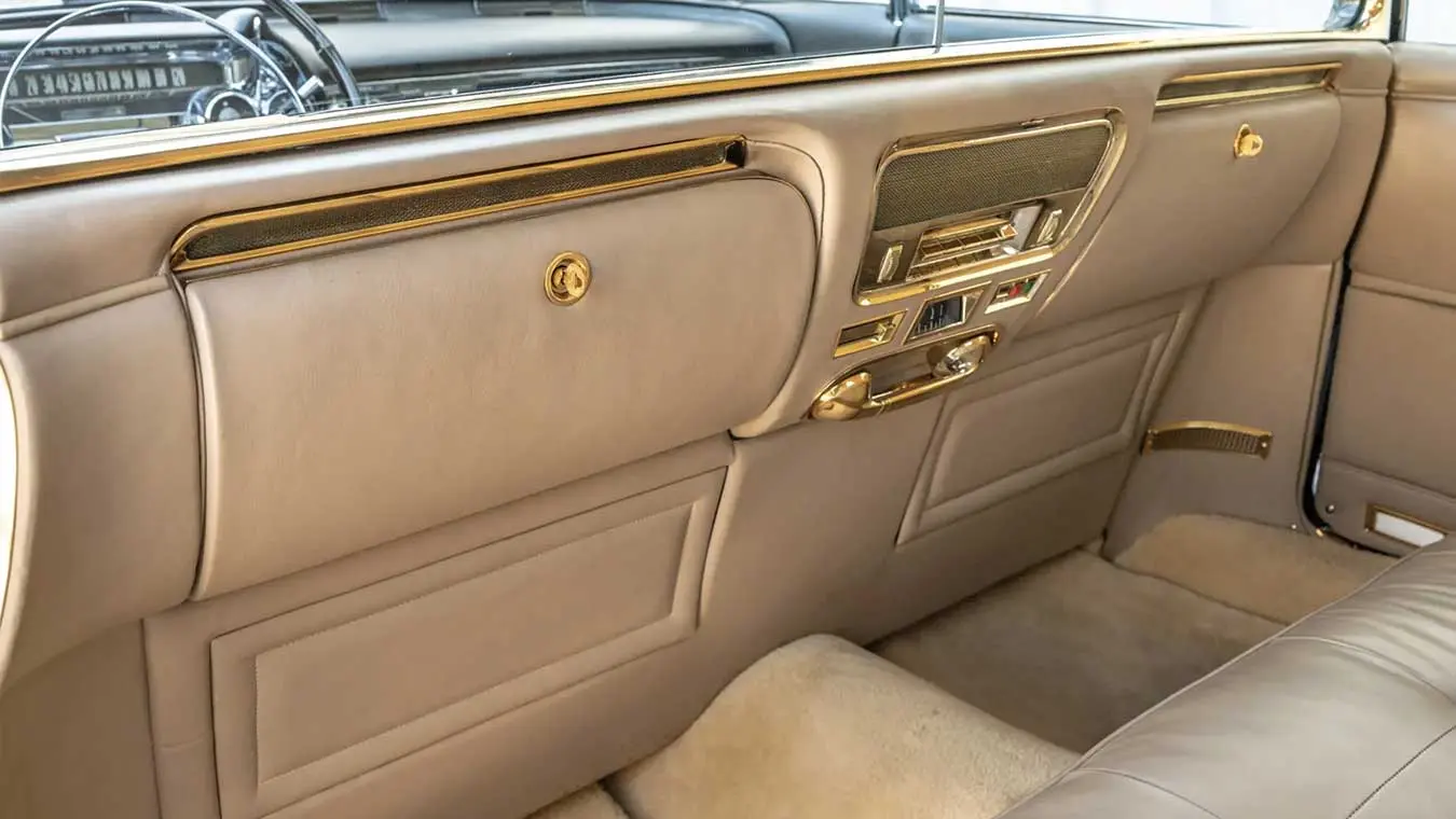 کابین داخلی خودروی کلاسیک کادیلاک الدورادو (Cadillac Eldorado) با روکش چرمی کرم