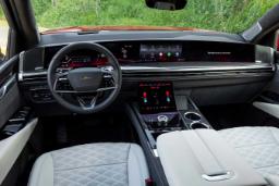 نمای داخلی و داشبورد دیجیتال خودرو کادیلاک اسکالید (Cadillac Escalade) با نمایشگرهای بزرگ