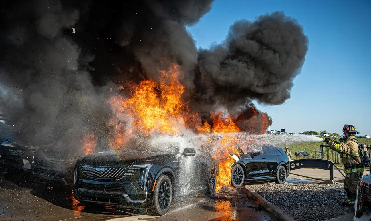 آتش‌سوزی خودروهای کادیلاک اسکالید (Cadillac Escalade) IQ در یک پارکینگ