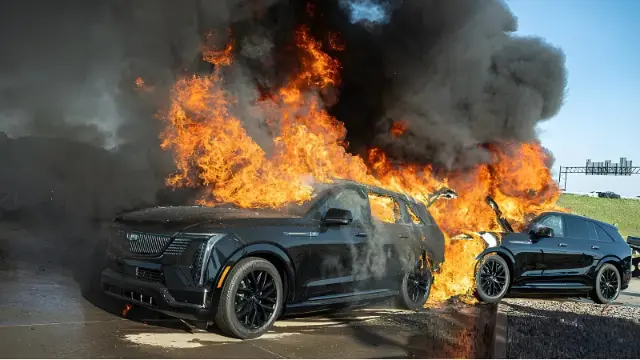 خودروهای کادیلاک اسکالید IQ (Cadillac Escalade IQ) در میان شعله‌های آتش و دود غلیظ
