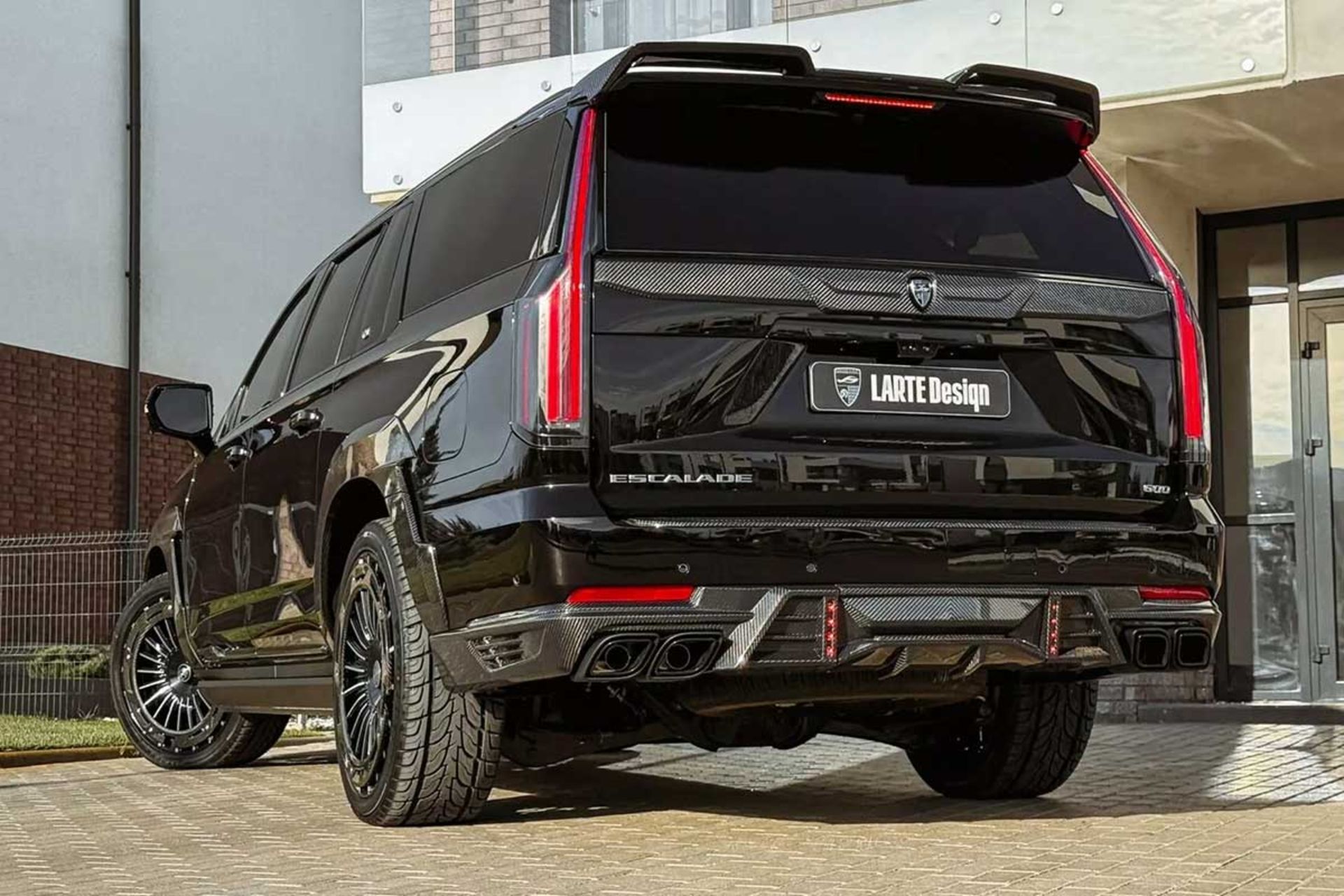 کادیلاک اسکالید با کیت فیبر کربنی لارته دیزاین