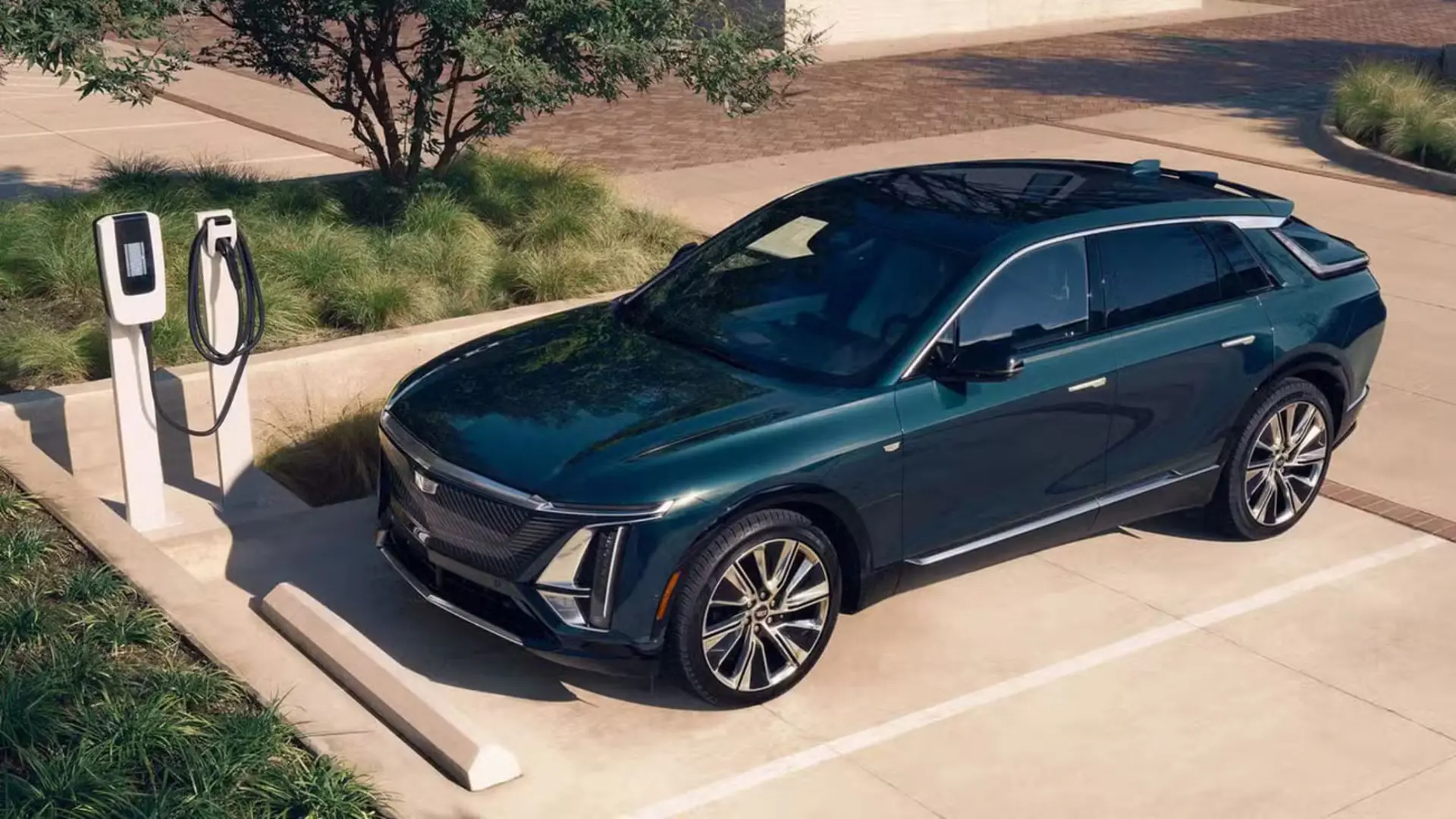 خودرو کادیلاک لیریک (Cadillac LYRIQ) در حال شارژ در ایستگاه مخصوص