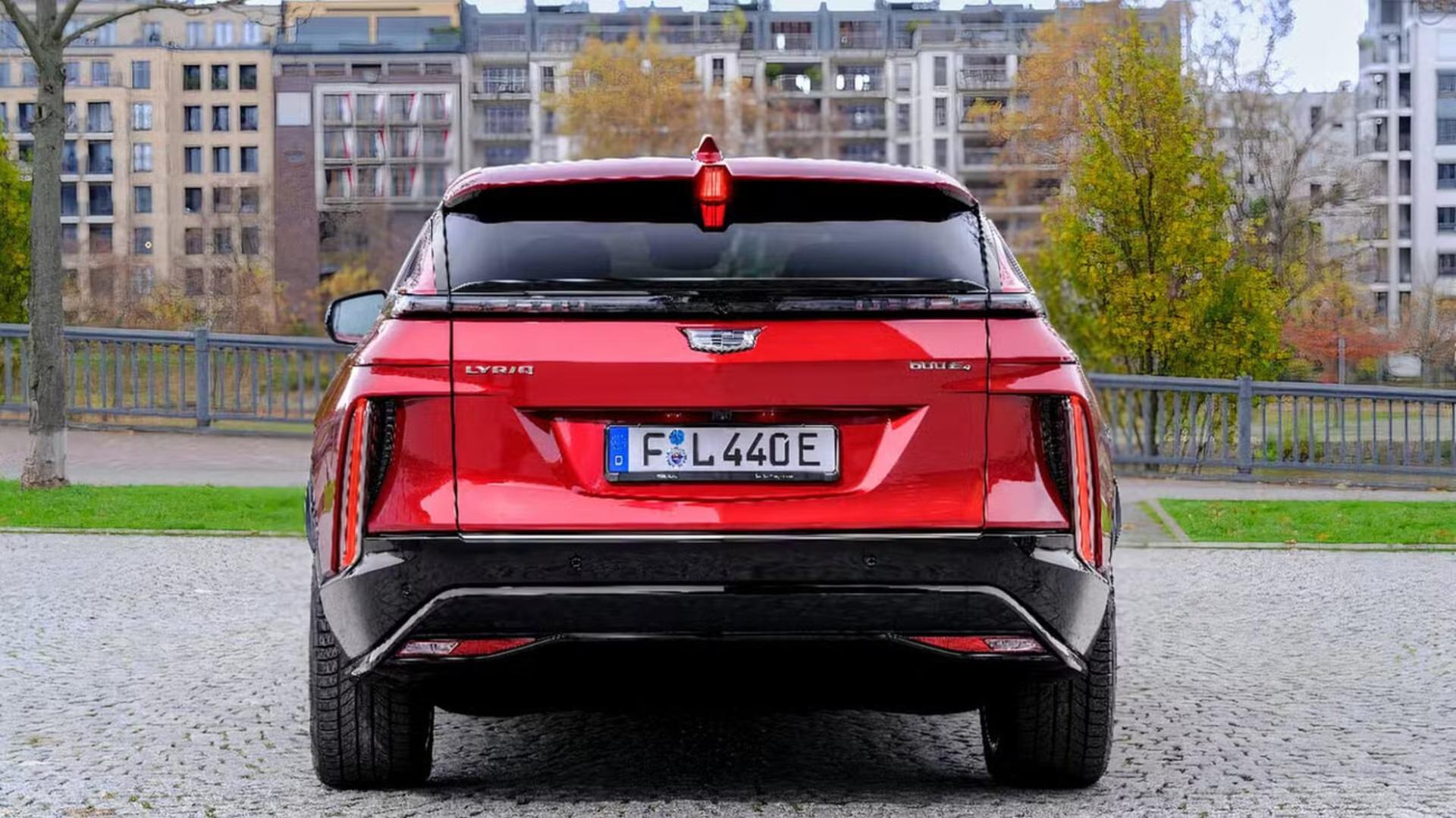 بخش عقب خودروی الکتریکی کادیلاک لیریک (Cadillac LYRIQ) در فضای شهری