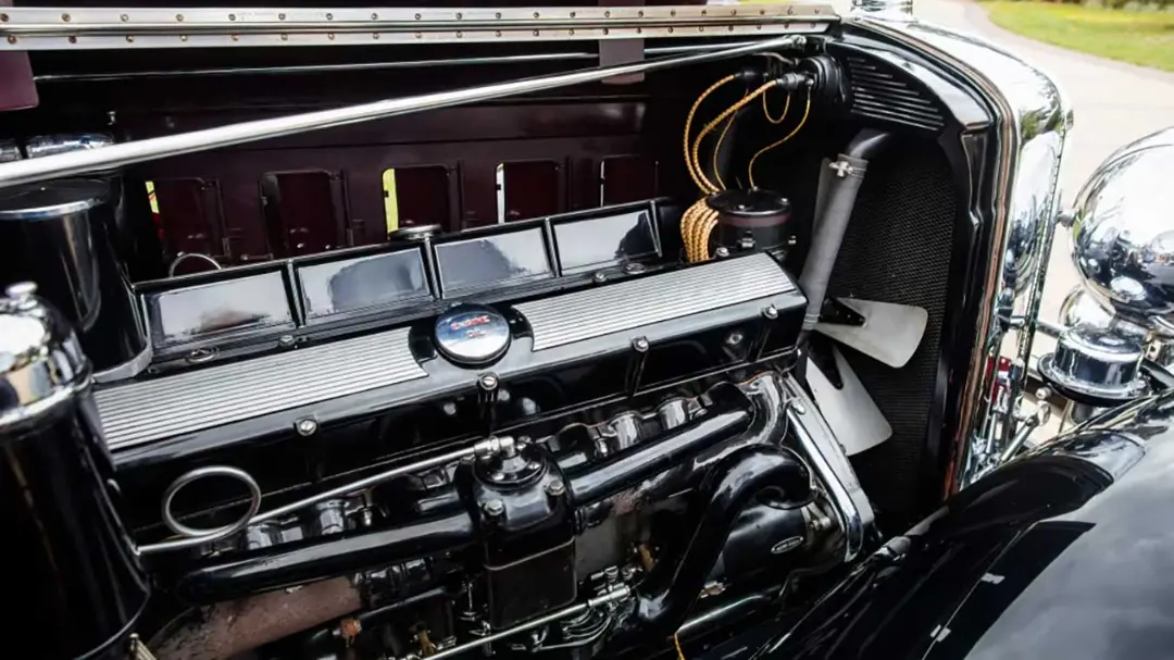 موتور ۱۶ سیلندر کادیلاک (Cadillac) با قطعات براق و سیاه