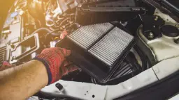 فیلتر هوای خودرو (Air Filter) در حال خارج شدن از محفظه موتور