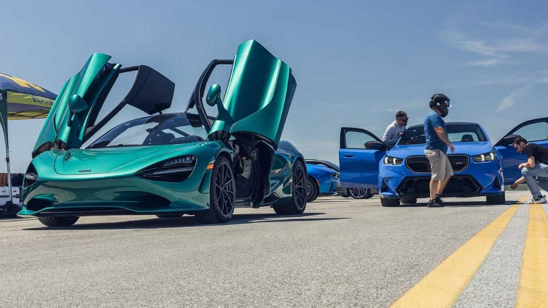 خودرو اسپرت مک‌لارن (McLaren) با درهای بال‌پرنده در پیست مسابقه
