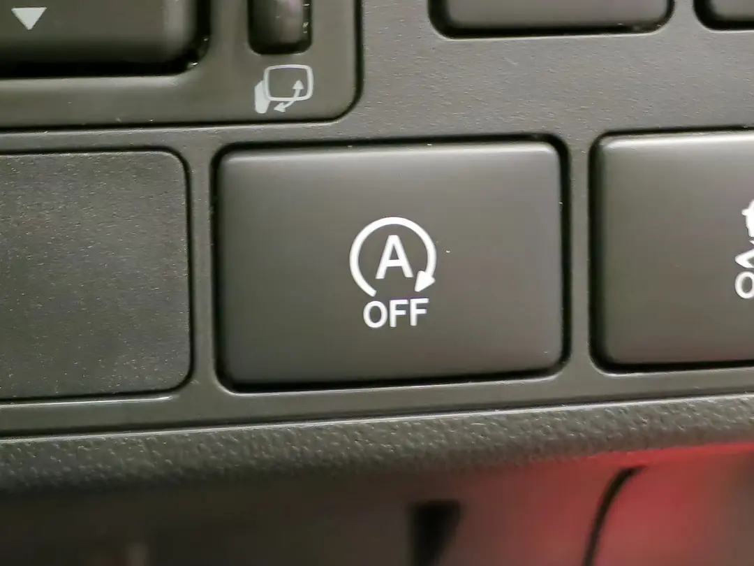 دکمه خاموش کردن سیستم توقف خودکار (Auto Stop-Start) در پنل خودرو