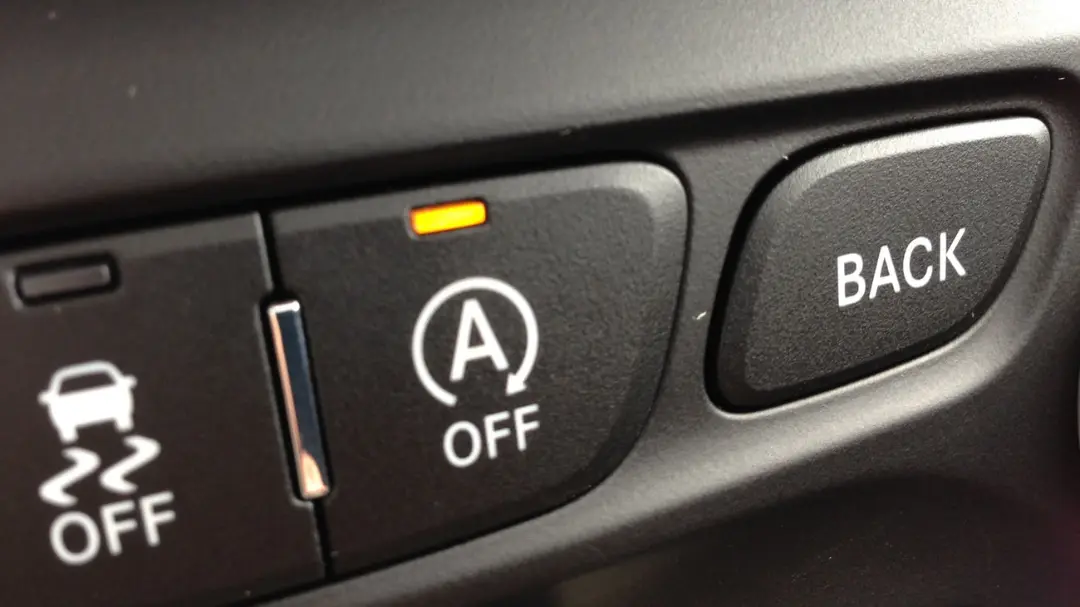 دکمه غیرفعال‌سازی سیستم استارت استاپ (Auto Stop-Start) در پنل خودرو