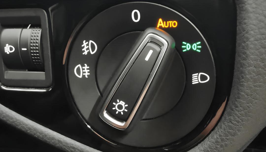 کلید کنترل چراغ‌های خودکار (Auto) در پنل داشبورد خودرو