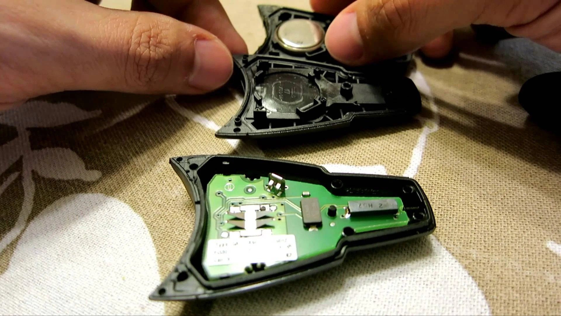 تعویض باتری ریموت ماشین