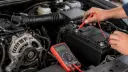 باتری خودرو با مولتی‌متر (Multimeter) برای بررسی سلامت ولتاژ تست می‌شود
