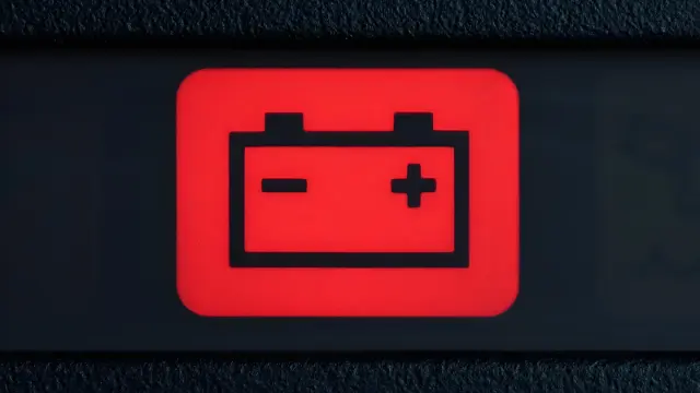 چراغ هشدار باتری (Battery) قرمز رنگ در پنل ابزار خودرو