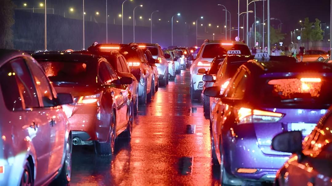 چراغ ترمز سوم خودروهای در حال حرکت در ترافیک شبانه