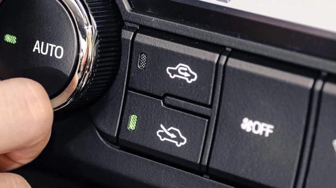 دکمه‌های کنترل گردش هوای داخلی و سیستم تهویه خودرو در کنار دکمه AUTO
