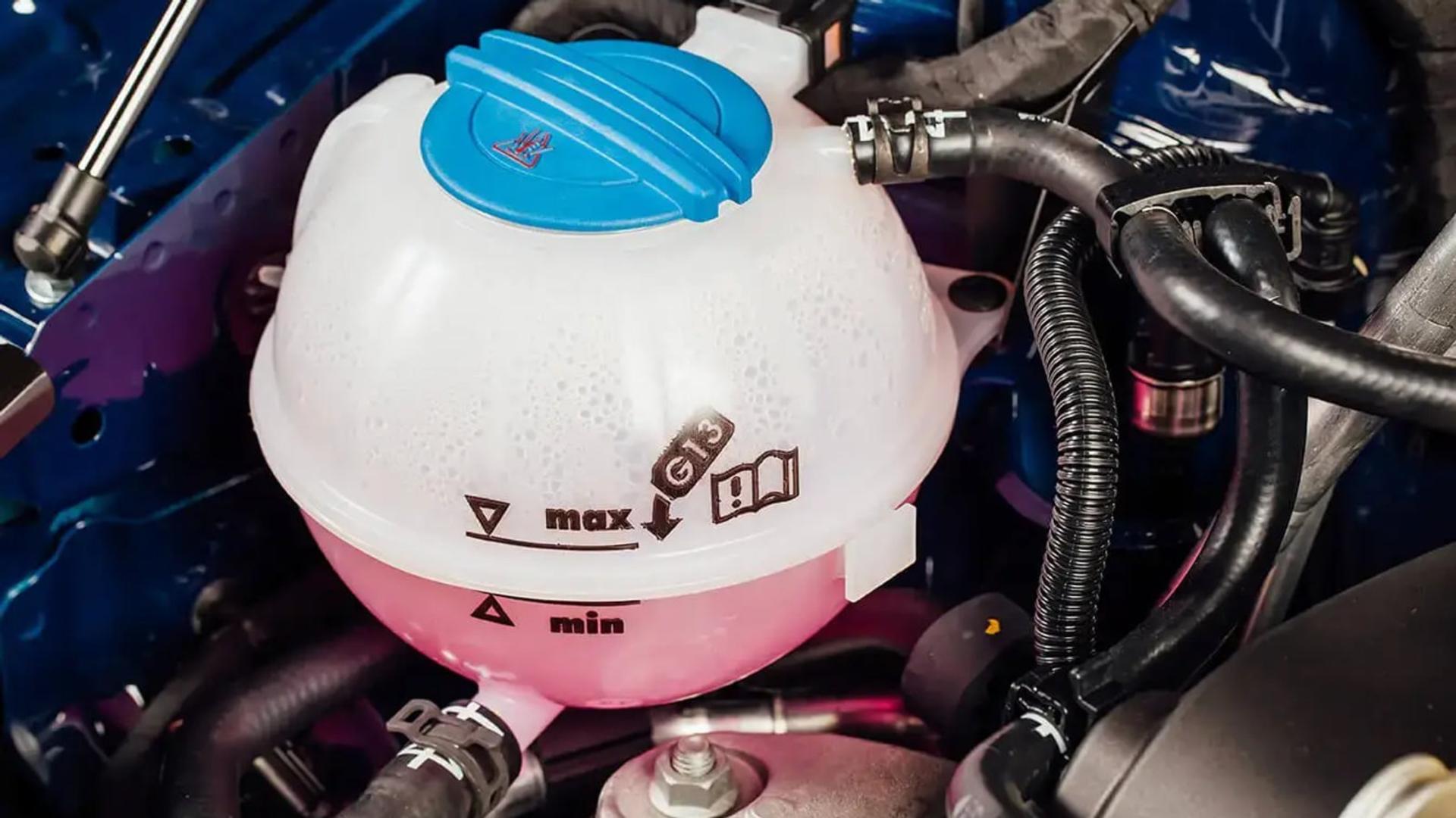 مخزن مایع خنک‌کننده (Coolant) با نشانگرهای سطح حداکثر و حداقل
