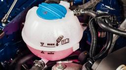 مخزن مایع خنک‌کننده (Coolant) با نشانگرهای سطح حداکثر و حداقل