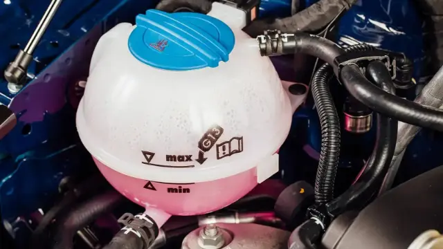 مخزن مایع خنک‌کننده (Coolant) با نشانگرهای سطح حداکثر و حداقل